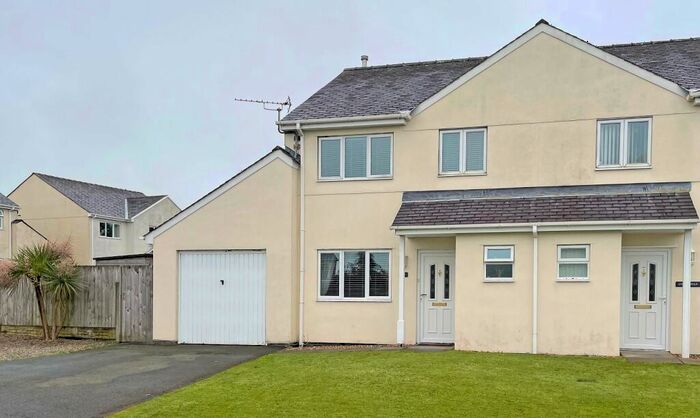 3 Bedroom Semi-Detached House For Sale In Cefn Dyffryn, Groeslon, Caernarfon, Gwynedd, LL54