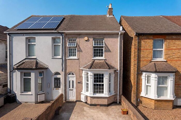 3 Bedroom Semi-Detached House For Sale In Otterfield Road, Yiewsley, UB7