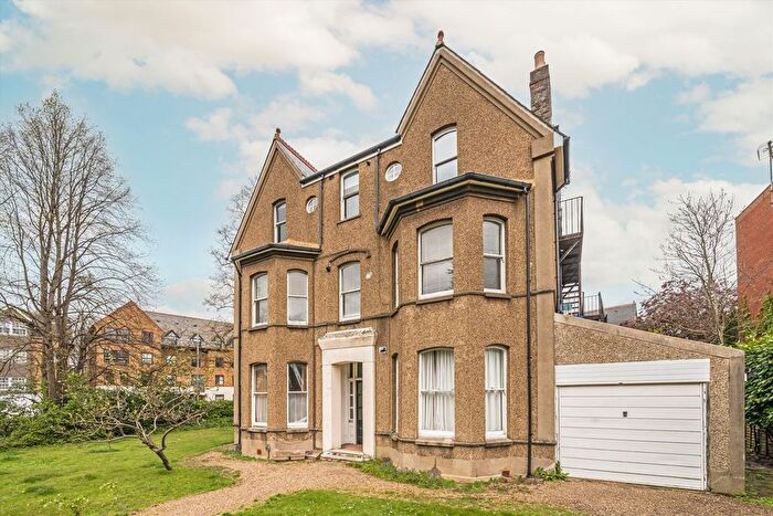 1 Bedroom Flat To Rent In Parklands, Surbiton, KT5