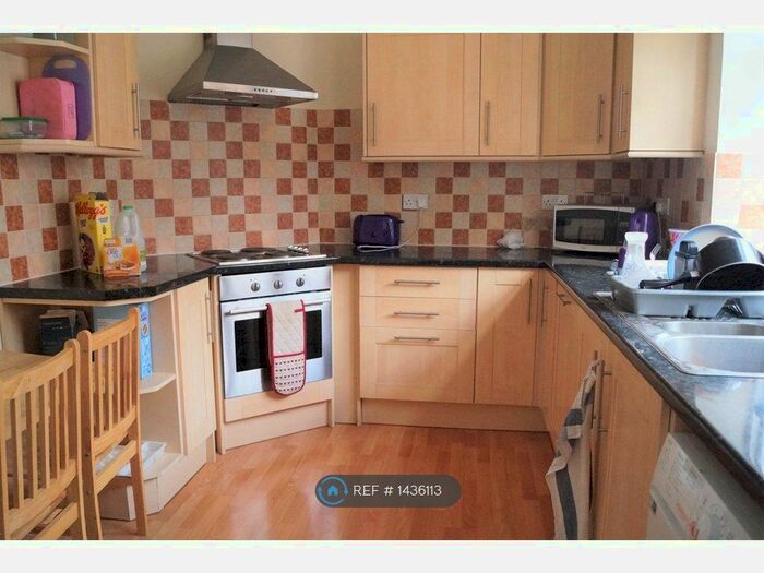 3 Bedroom Flat To Rent In Golders Court, London, NW11