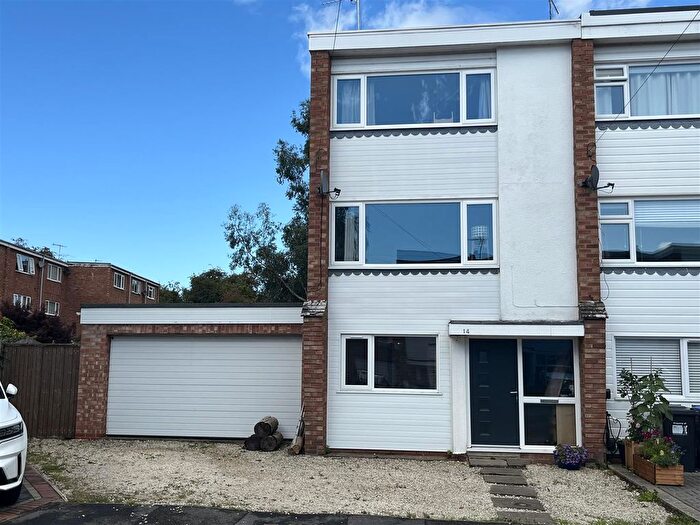 4 Bedroom End Of Terrace House For Sale In Rich Close, Warwick, CV34
