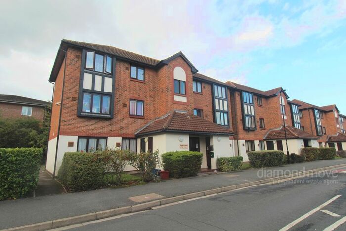 1 Bedroom Flat To Rent In Raglan Close, Hounslow, TW4