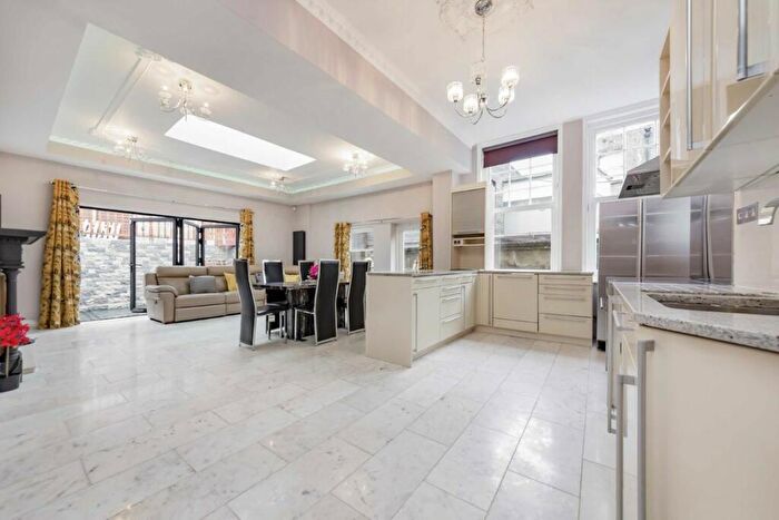 3 Bedroom Flat To Rent In Frognal, London, NW3