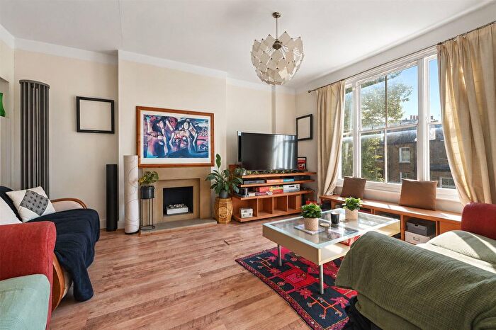 3 Bedroom Maisonette For Sale In Amhurst Road, London, E8