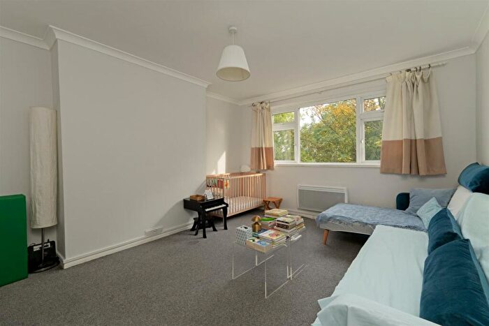 1 Bedroom Apartment For Sale In Sultan Road, Wanstead, E11
