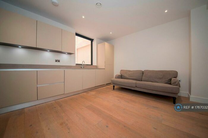 3 Bedroom Flat To Rent In Akexa House, London, N4
