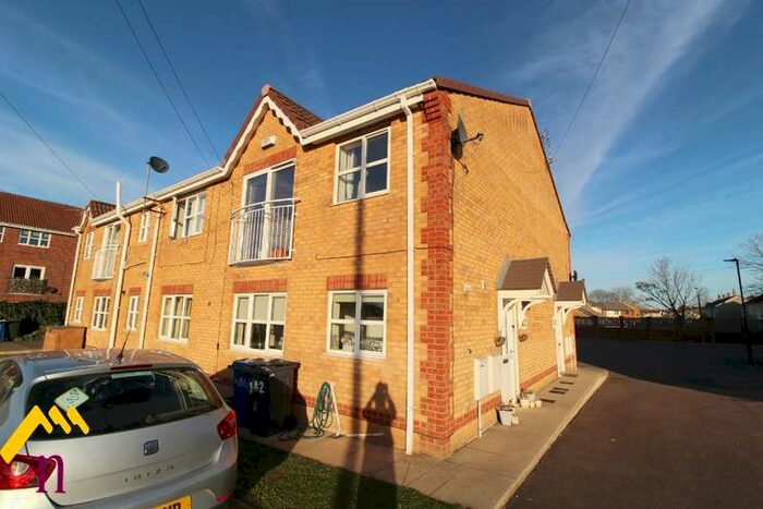 2 Bedroom Town House To Rent In Windsor View, Rossington, Doncaster, DN11