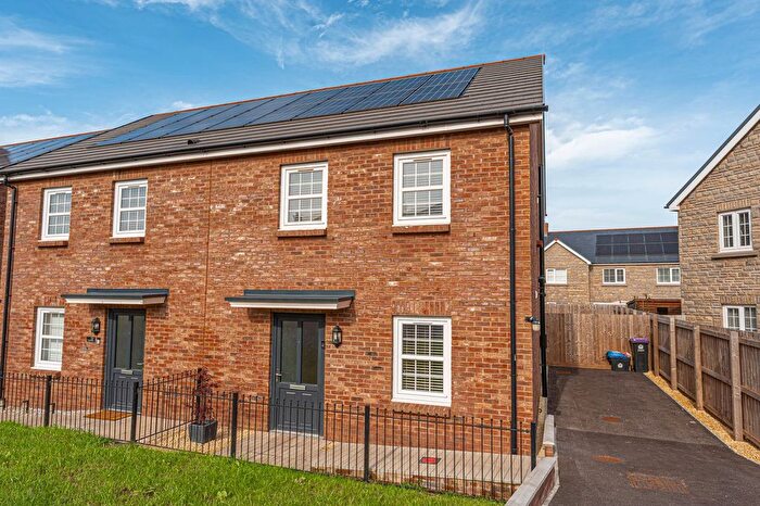 3 Bedroom Semi-Detached House For Sale In Abbey Woods, Llantarnam, NP44