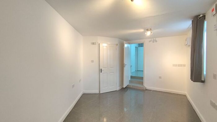 3 Bedroom Flat To Rent In Berry Way, London, W5