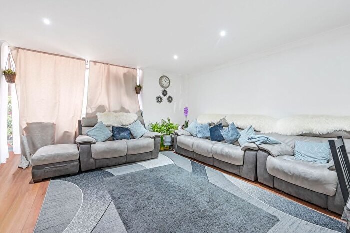 2 Bedroom Flat For Sale In Cumberland Mills Square, Docklands, London, E14
