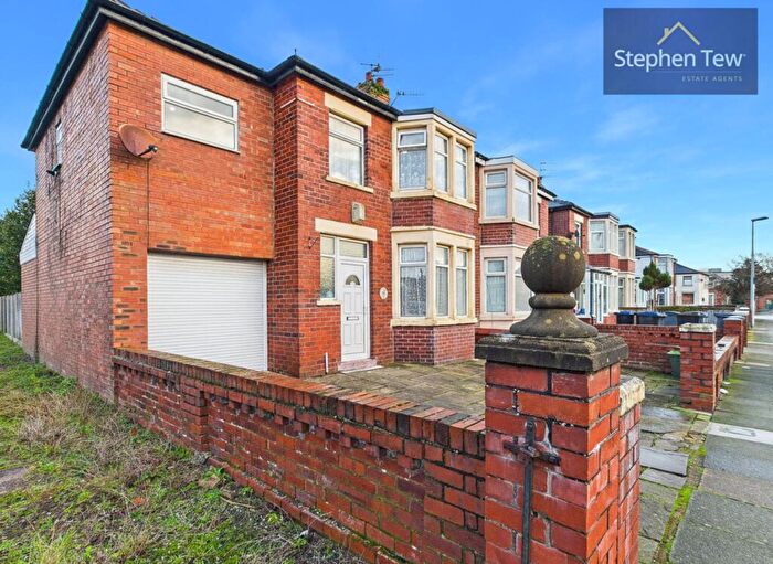 4 Bedroom Semi Detached House For Sale In Lennox Gate, Blackpool, FY4