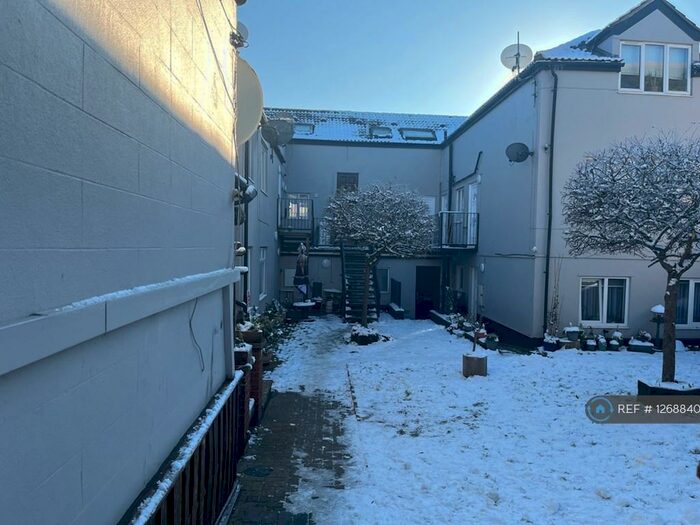 1 Bedroom Flat To Rent In Lathwell Court, Luton, LU2