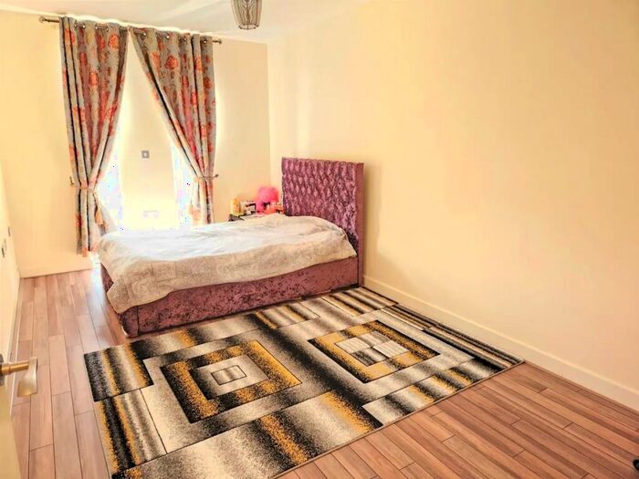 2 Bedroom Flat To Rent In Romford Road, London, E15