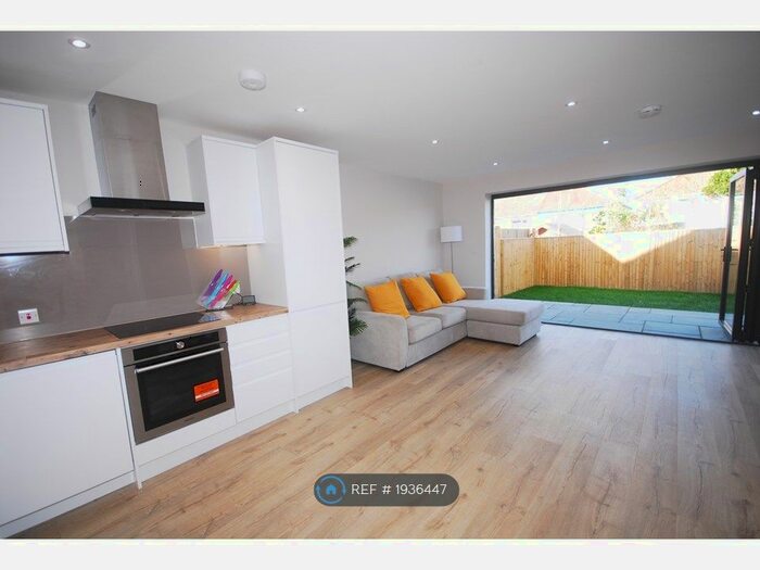 5 Bedroom Semi-Detached House To Rent In Bevendean Road, Brighton, BN2