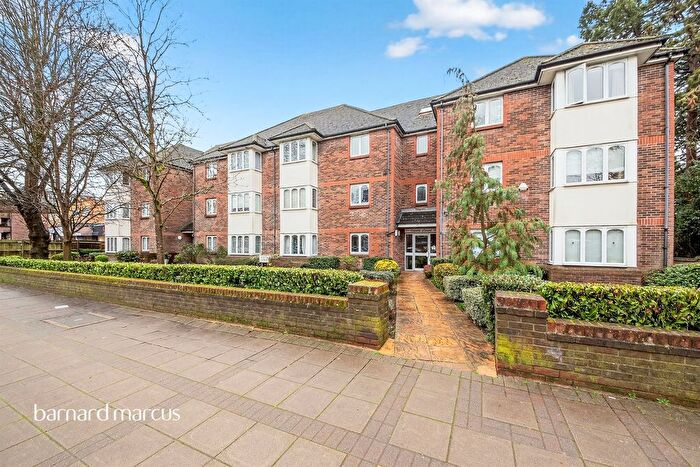 3 Bedroom Flat For Sale In High Road, London, N20