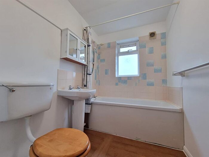 1 Bedroom Flat For Sale In Express Drive, Goodmayes, Ilford, IG3