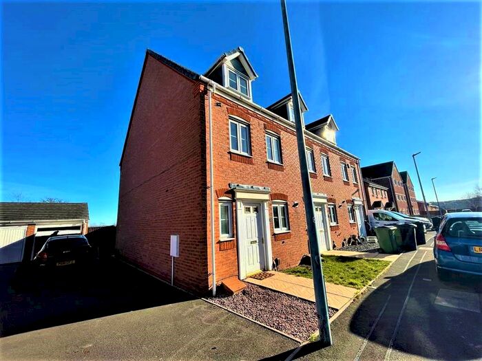 3 Bedroom Semi-Detached House To Rent In Blenheim Drive, Darlaston, Wednesbury, WS10