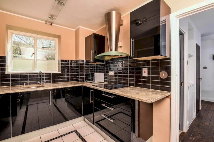 2 Bedroom Flat To Rent In Richmond, Surrey, TW10