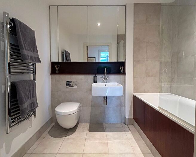 2 Bedroom Flat For Sale In Fountain House, The Boulevard, SW6