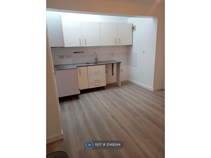 2 Bedroom Flat To Rent In Rodbourne Road, Swindon, SN2