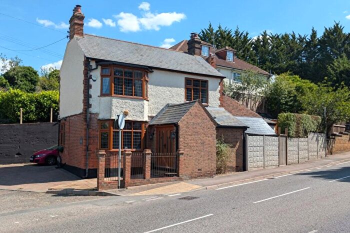 3 Bedroom Detached House For Sale In Chalk Hill, Dunstable, Bedfordshire, LU6