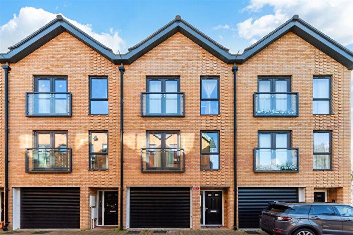 3 Bedroom Town House For Sale In Daffodil Close, Mitcham Junction, CR4