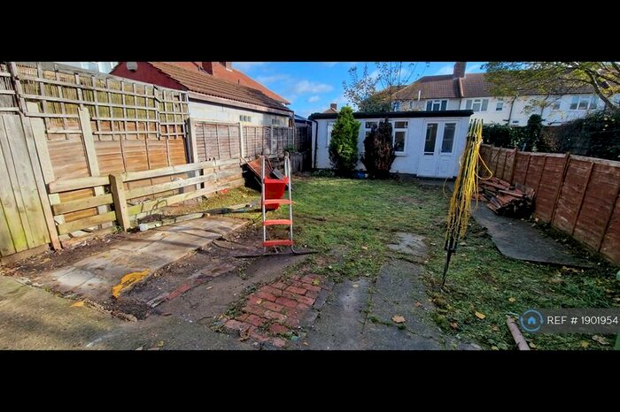 2 Bedroom End Of Terrace House To Rent In Grafton Road, Dagenham, RM8