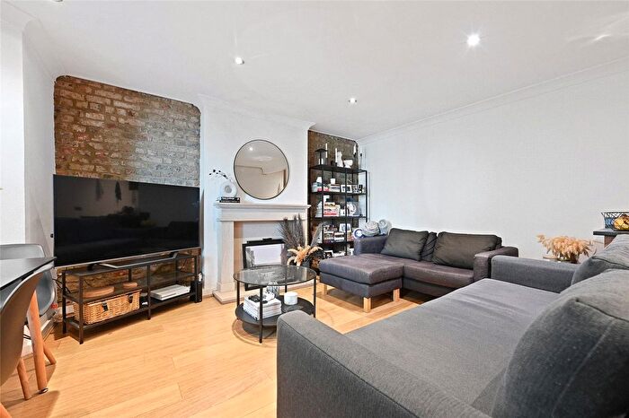 2 Bedroom Flat To Rent In Coningham Road, London, W12