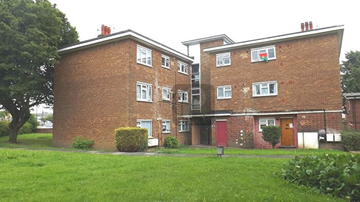 3 Bedroom Flat To Rent In Pipers Green, Kingsbury Road, London, NW9