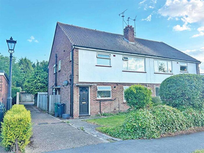2 Bedroom Maisonette For Sale In The Ridgeway, Horley, RH6