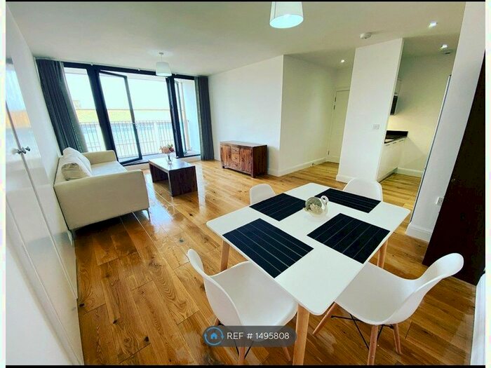 2 Bedroom Flat To Rent In The Broadway, Crawley, RH10