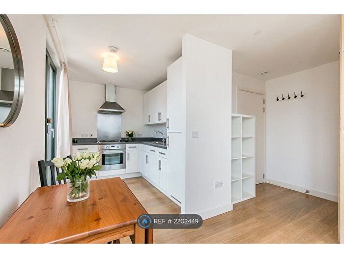 1 Bedroom Flat To Rent In Saxon Court, London, N1C