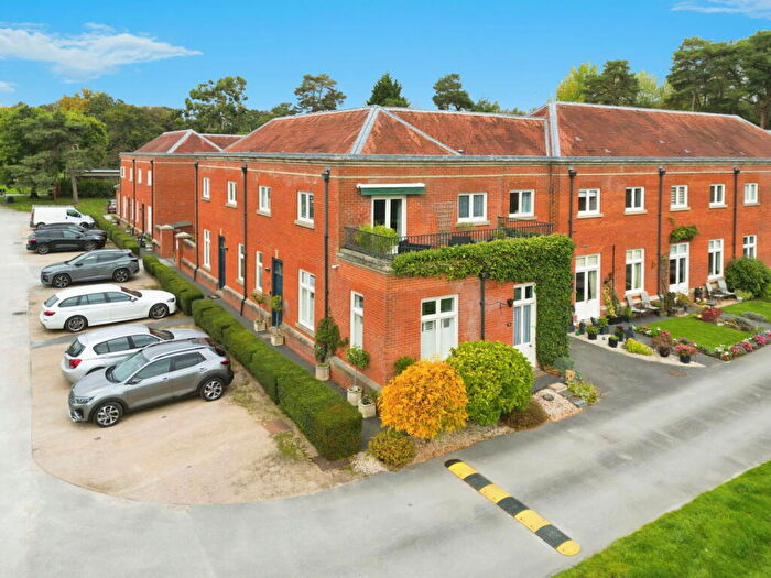 4 Bedroom Mews For Sale In Carnarvon Court, Bretby, DE15