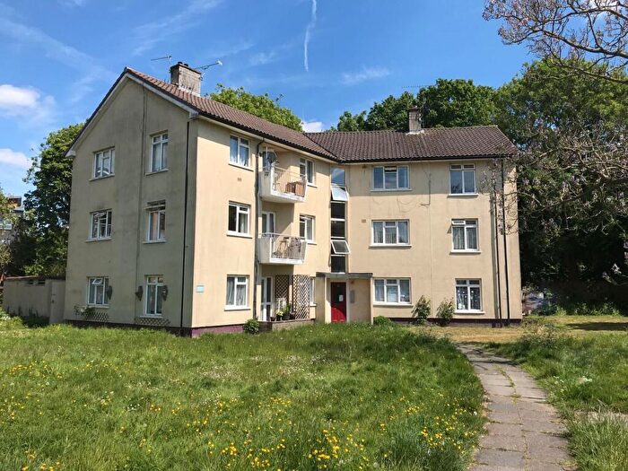 2 Bedroom Flat To Rent In Sunnymead, Crawley, RH11