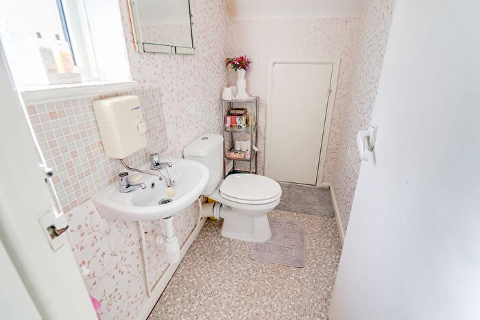 2 Bedroom Chalet For Sale In Lewes Way, Benfleet, SS7