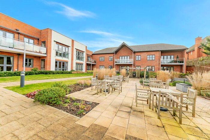 2 Bedroom Flat For Sale In Loddon House, London Road, Ruscombe, RG10