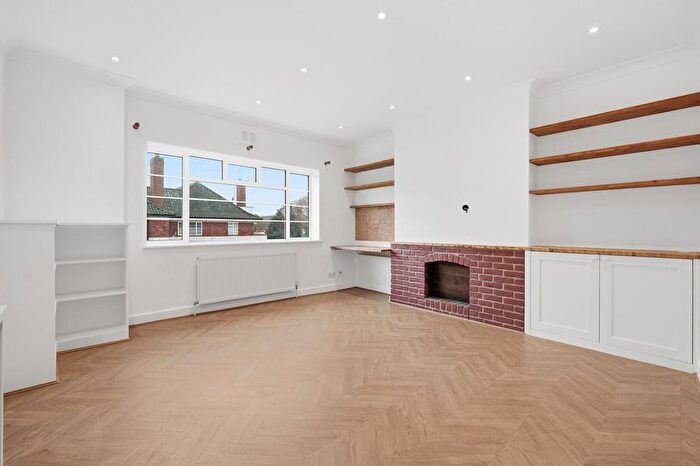 2 Bedroom Flat For Sale In Hermitage Court, South Woodford, E18