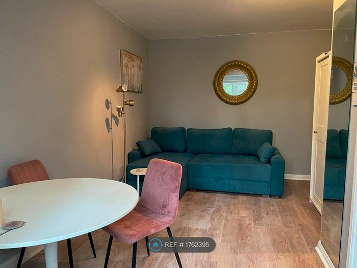 Studio To Rent In Langham Court, London, SW20