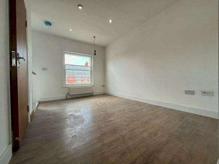 Flat To Rent In High Street North, Dunstable, LU6