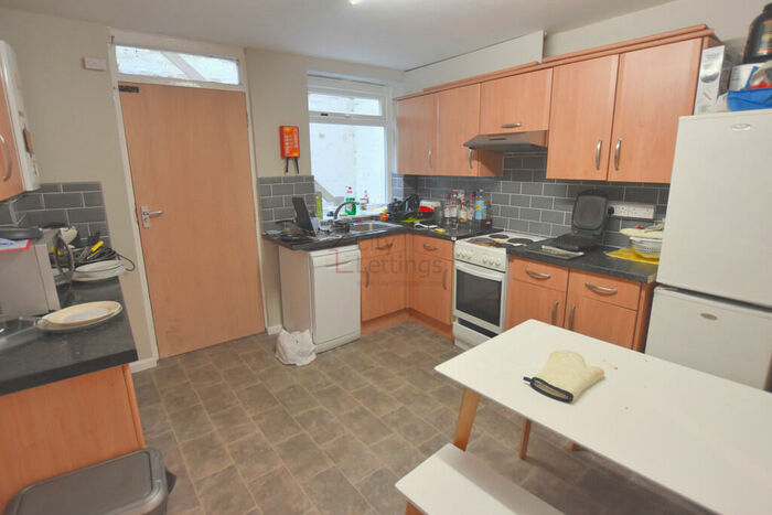 6 Bedroom Semi-Detached House To Rent In Colville Villas, Arboretum, NG1