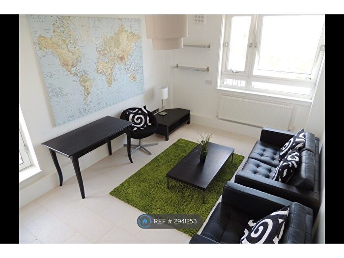 2 Bedroom Flat To Rent In Thomas Hollywood House, London, E2