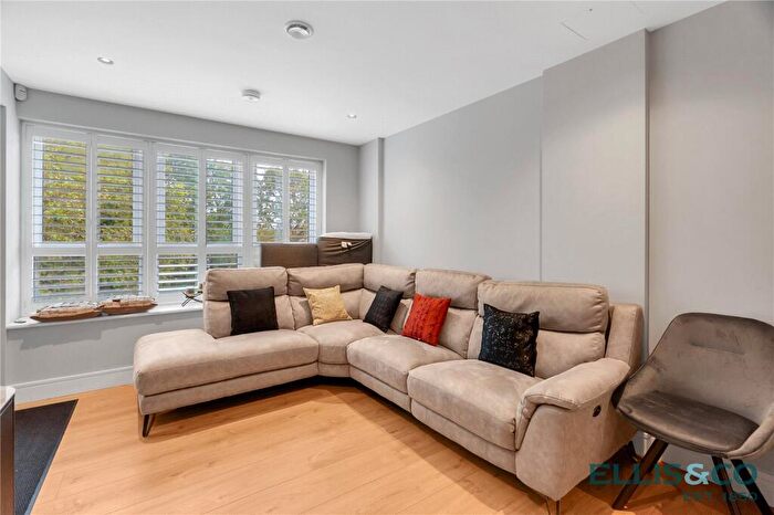 2 Bedroom Apartment For Sale In Ballards Lane, Finchley, N3