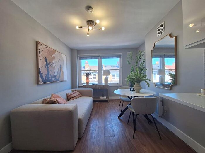 2 Bedroom Flat To Rent In Davisville Road, London, W12