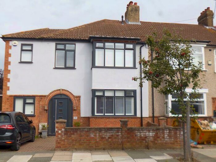 4 Bedroom Semi-Detached House To Rent In Cadwallon Road, New Eltham, SE9