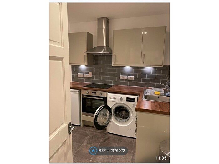 1 Bedroom Flat To Rent In Blue Boar Row, Salisbury, SP1