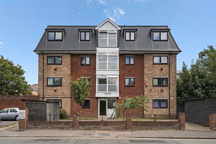 2 Bedroom Flat For Sale In High Street, Harlington, Hayes, UB3