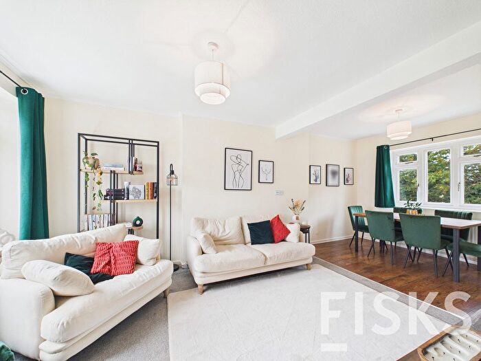 2 Bedroom Maisonette For Sale In Wood Farm Close, Leigh-On-Sea, SS9