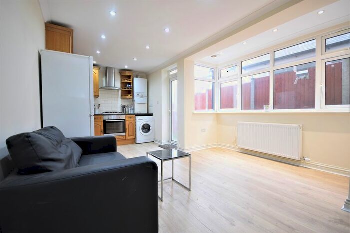 2 Bedroom Flat To Rent In Brayards Road, Peckham, SE15