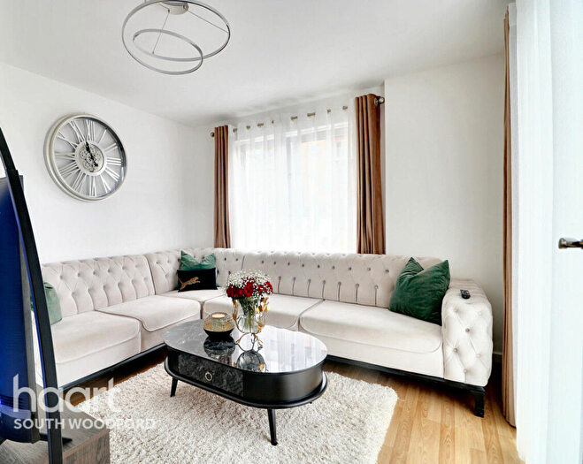 2 Bedroom Flat For Sale In Queen Mary Avenue, South Woodford, E18
