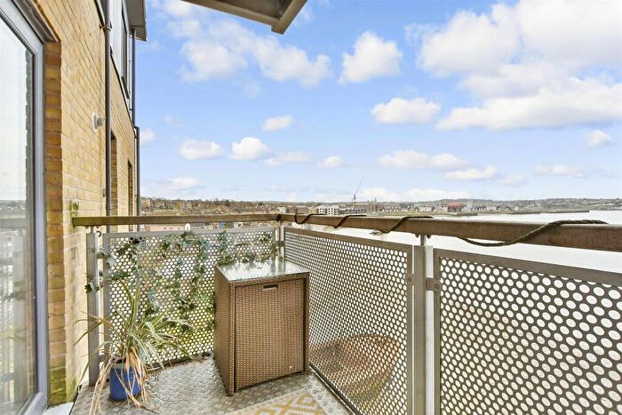 2 Bedroom Flat For Sale In High Street, Chatham, Kent, ME4